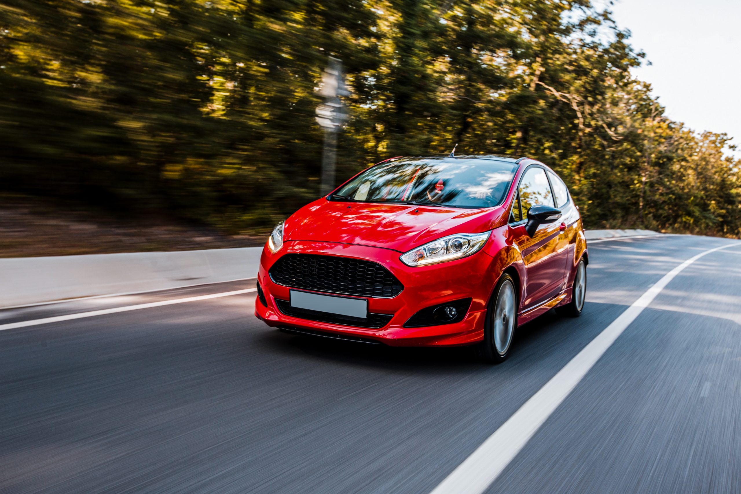 samochod-testowy-czerwony-sedan-jazdy-na-autostradzie