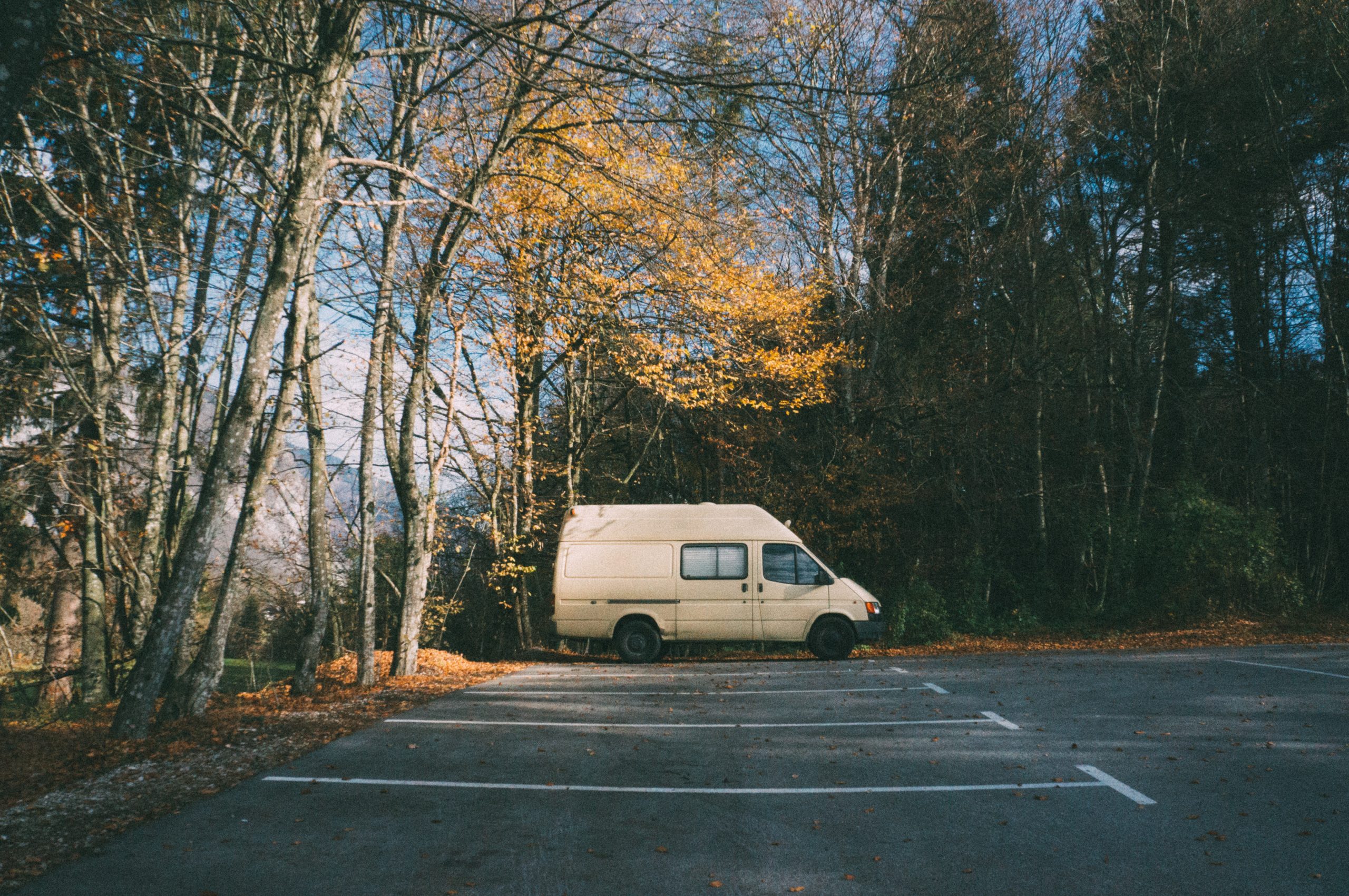 samochod-kempingowy-zaparkowany-na-parkingu-w-lesie-koncepcja-kempingu-i-przygody