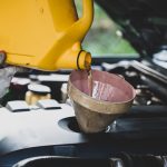 Jaki olej do mojego auta? Kompletny przewodnik dla każdego kierowcy
